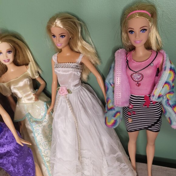 6 Barbie dolls wearing different outfits - Picture 7 of 7